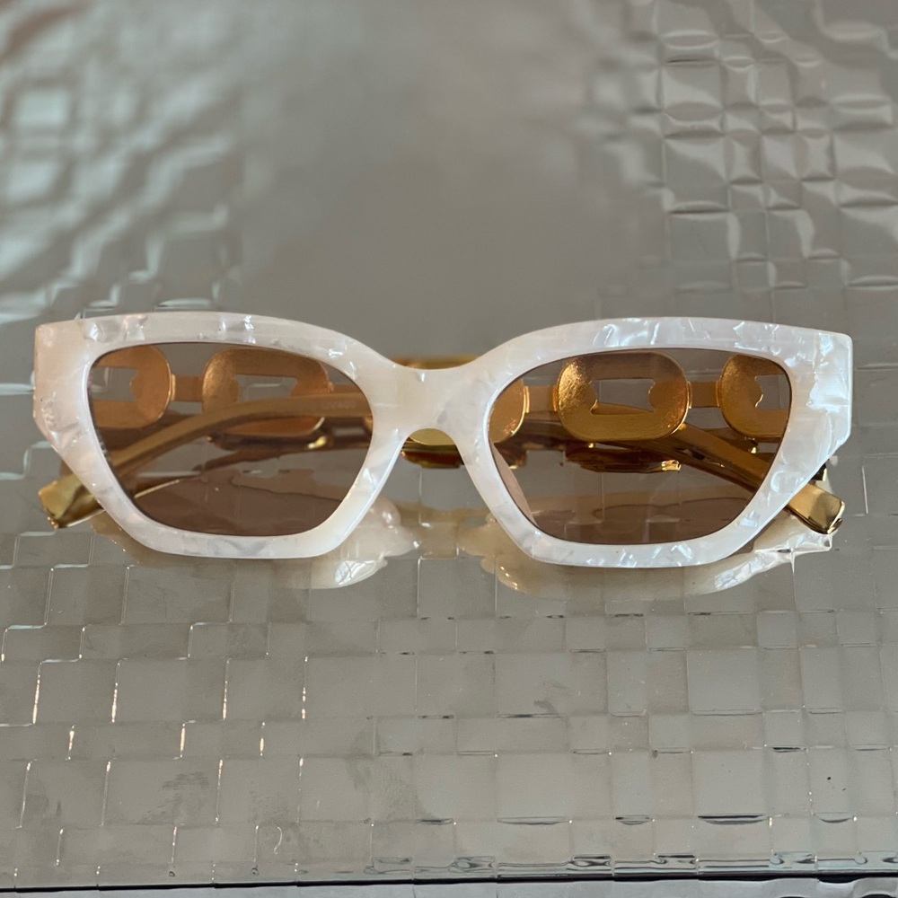Cat Eye Statement Sunglasses with Gold Metal Earpieces ! Brand New!Never Worn! - Picture 3 of 5